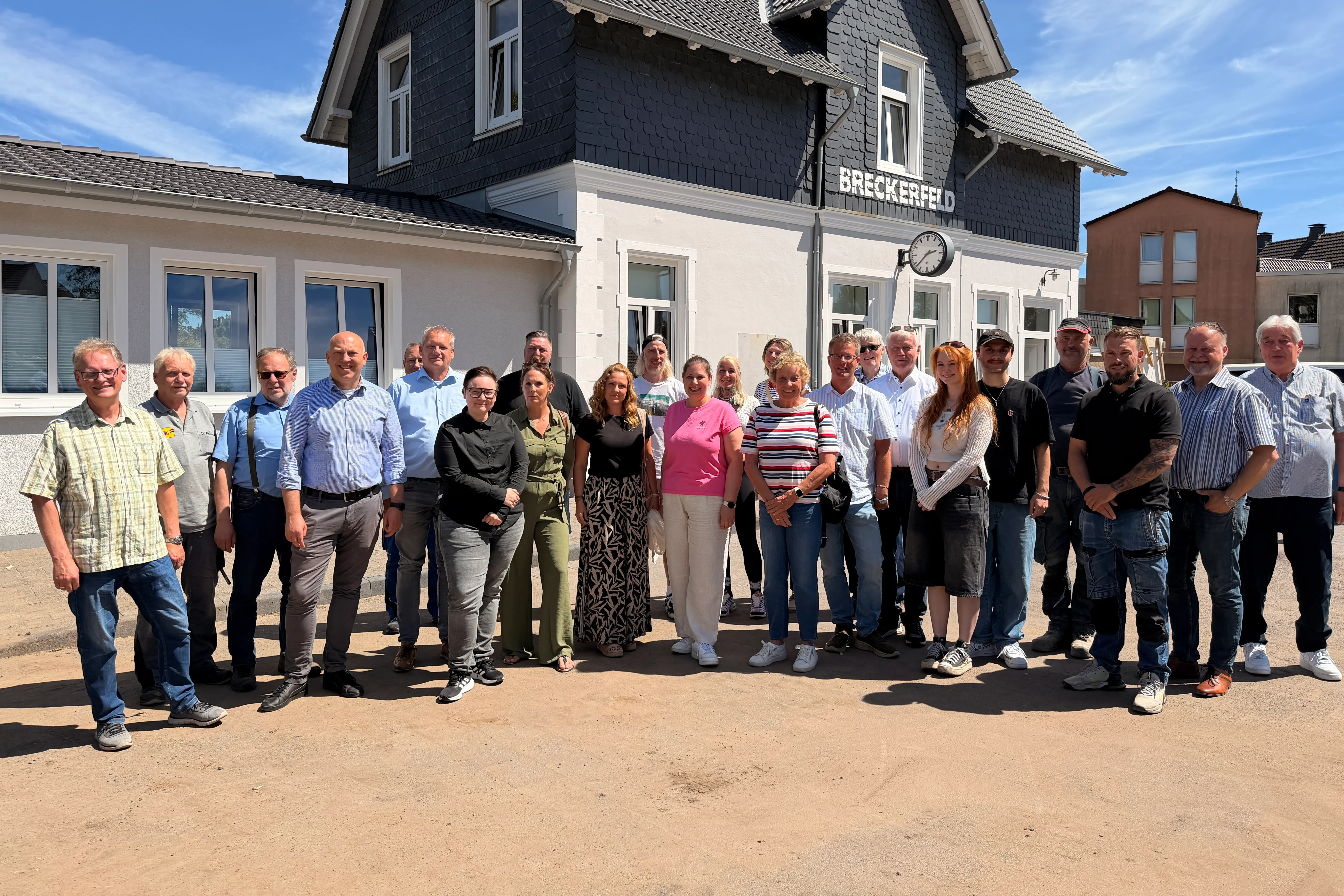 Gruppe von etwa zwanzig Personen steht vor dem Gebäude des Jugendzentrums Breckerfeld, darunter Politiker und Mitarbeiter der Verwaltung.