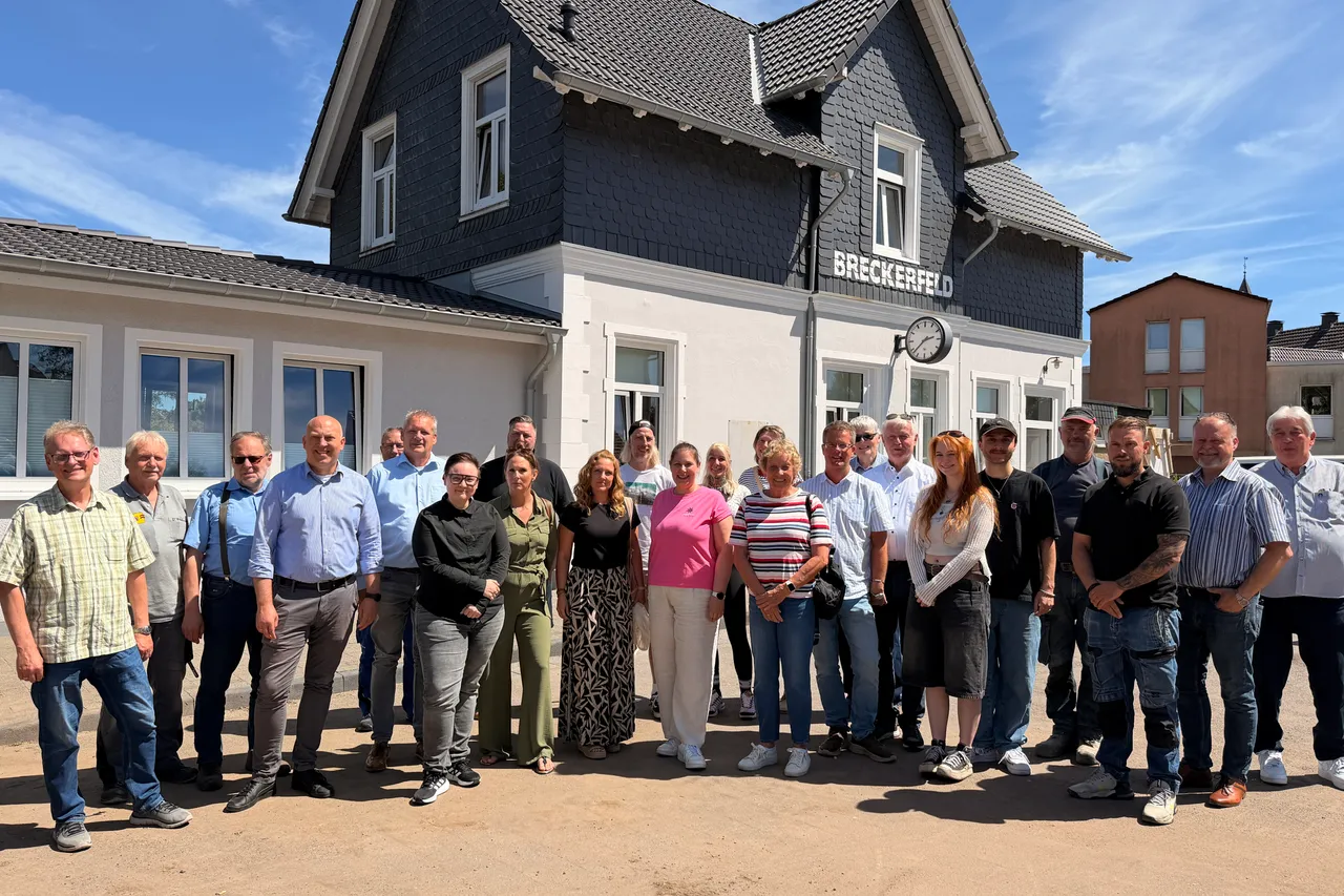 Gruppe von etwa 20 Personen steht vor dem Gebäude des Jugendzentrums Breckerfeld, das im Hintergrund zu sehen ist.