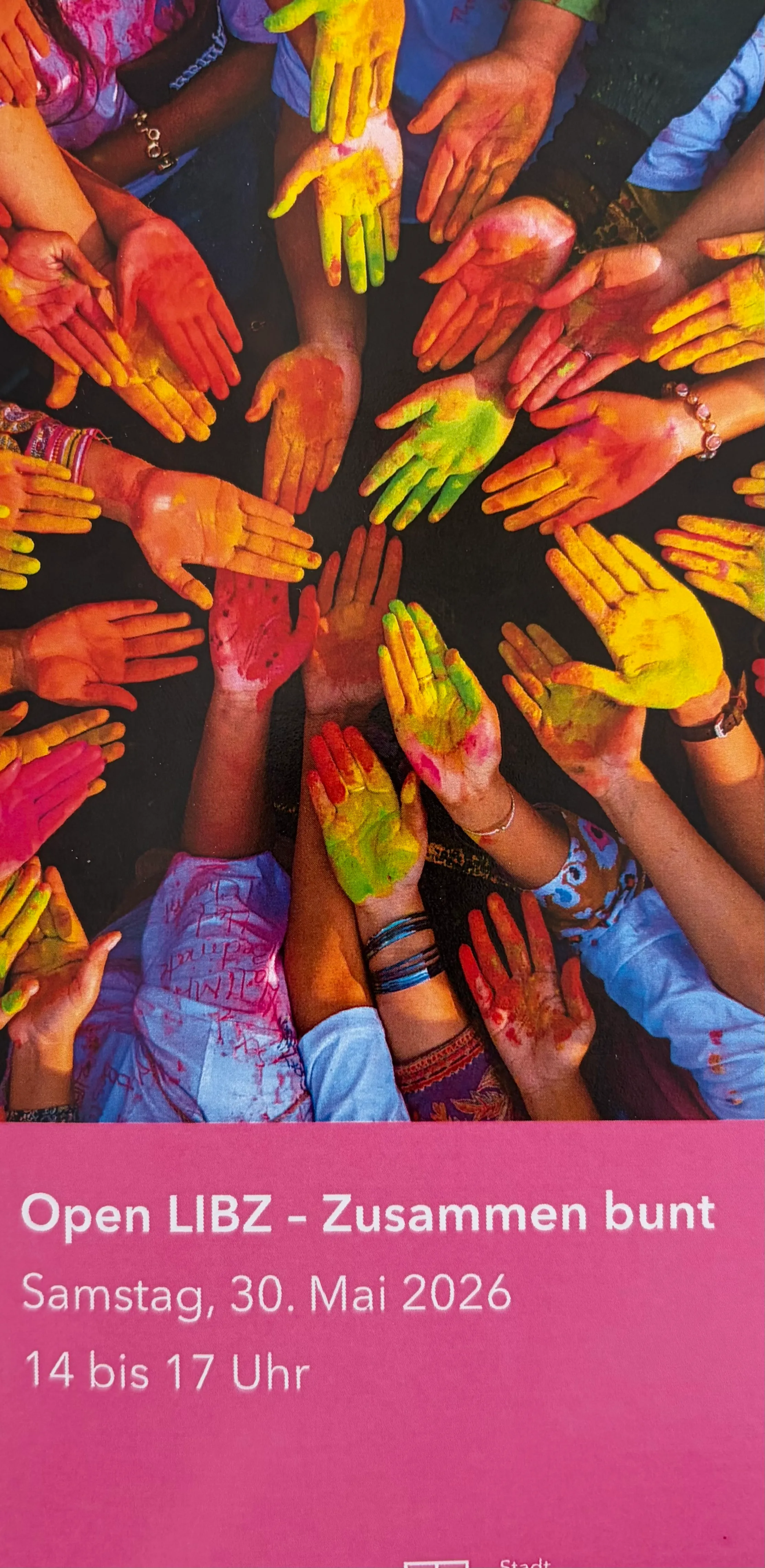 Viele Hände in leuchtenden Farben reichen sich oder werden in die Luft gehalten. Darunter steht der Hinweis auf das „Open LIBZ – Zusammen bunt“ am 30. Mai 2026.