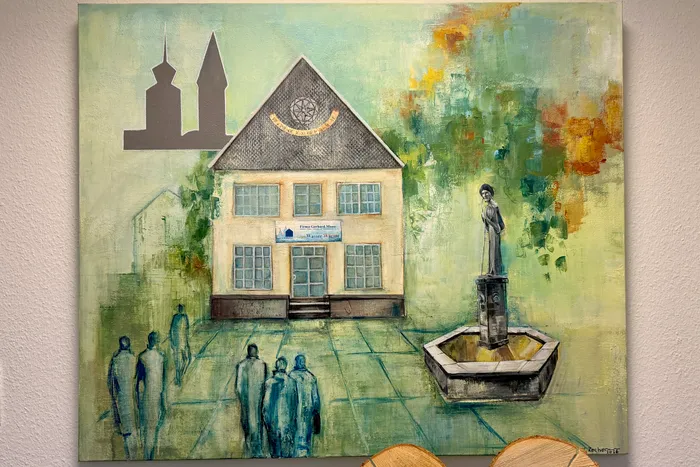 Ein impressionistisches Gemälde zeigt das historische Rathaus von Breckerfeld mit einem Denkmal im Vordergrund. Vor dem Gebäude gehen Menschen, vermutlich Besucher der Kunstausstellung, vorbei.