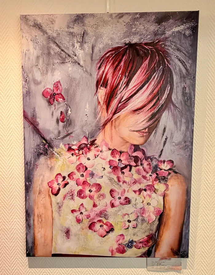 Ein Gemälde zeigt das Porträt einer Frau mit rotem Haar, deren Oberkörper mit Blüten bedeckt ist. Der Hintergrund ist abstrakt gehalten und in verschiedenen Farben gemalt. Ein Schild am unteren Rand des Bildes enthält Informationen zum Künstler und zum Werk.
