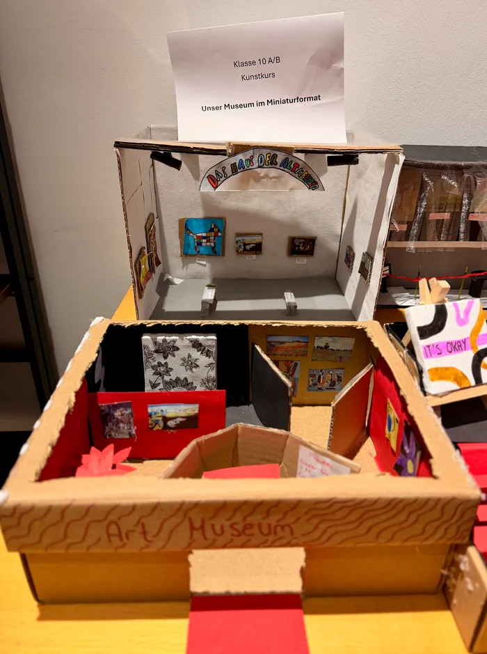 Ein selbstgebautes Miniaturmuseum aus Karton, gestaltet von Schülern der Klasse 10 A/B im Kunstkurs, ist mit kleinen Gemälden und Skulpturen bestückt. Das Museum trägt den Namen 