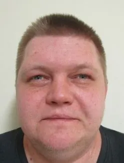 Ein Mann mit kurzen, braunen Haaren und hellem Teint wird gezeigt. Er blickt geradeaus. Die Polizei sucht nach ihm, da er sich nach einem Freigang nicht in die Klinik zurückgekehrt ist.
