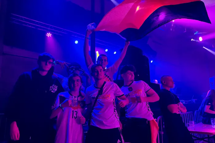 Junge Leute feiern auf dem Scheunenfest der Landjugend Breckerfeld. Mehrere tragen Trikots der deutschen Fußballnationalmannschaft, einer schwenkt eine Deutschlandflagge.