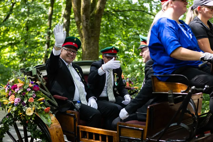 Schützenfest-Prinz winkt aus der Kutsche.