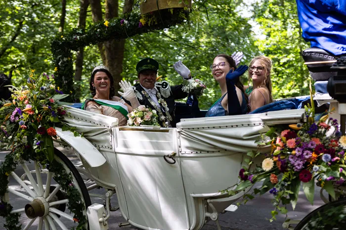 Eine Kutsche fährt mit dem neuen Prinzen der Schützengilde Meinerzhagen und drei Begleiterinnen durch die Stadt.