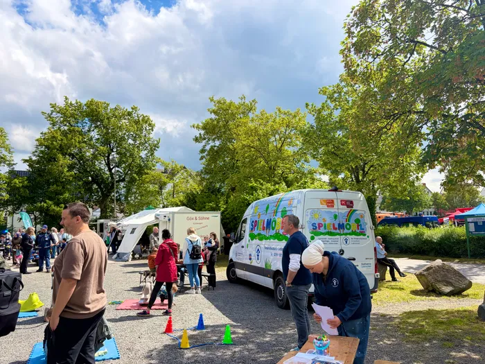 Aktionstag der Verkehrswacht Lüdenscheid mit einem Spielmobil und Besuchern aller Altersgruppen im Freien.