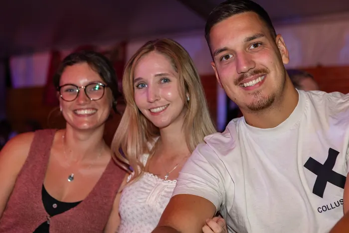 Drei lächelnde junge Menschen posieren bei einem Abend des Schützenfestes der Hülscheider Schützen.