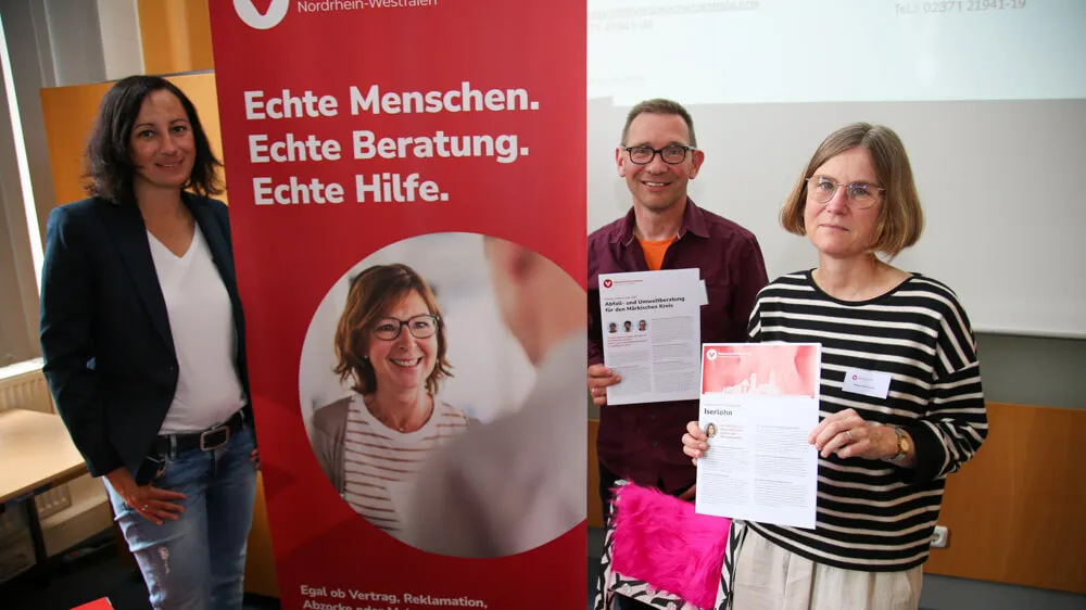 Drei Personen präsentieren Informationsmaterial der Verbraucherberatung Iserlohn: Jennifer Vogt, Bernhard Oberle und Maren Behrendt.