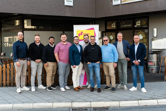 Neun junge Männer stehen vor einer Gaststätte mit dem Schriftzug „Junge Liberale“ auf einem Banner. Sie bilden den neu gegründeten Ortsverband Plettenberg-Herscheid.