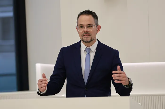 Kai Krause, Mitglied der FDP, gestikulierend während einer Rede oder Präsentation an einem weißen Rednerpult.