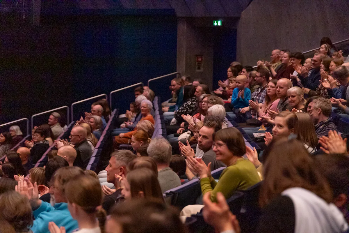 Zuschauer klatschen begeistert in einem voll besetzten Theatersaal während der Premiere der Show „Kaskadia“.