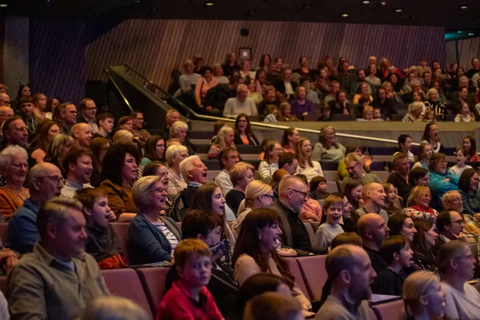 Zuschauer in einem Theater reagieren überrascht und begeistert auf die Premiere der Show „Kaskadia“.