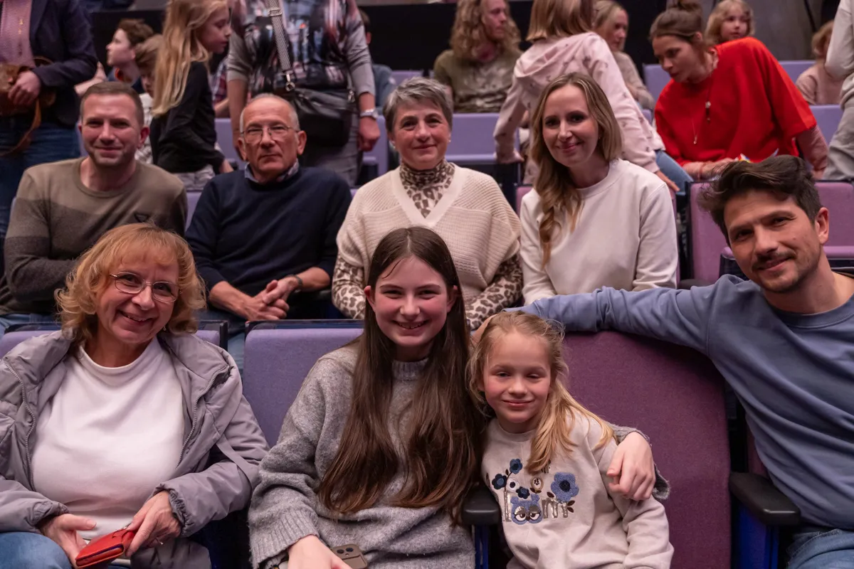 Familie lächelt in einem Theatersaal während der Premiere der Show „Kaskadia“.