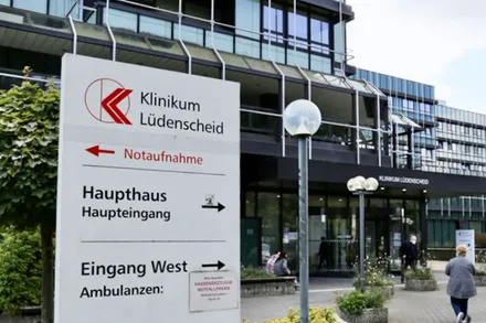 Schild am Eingang des Klinikums Lüdenscheid weist auf Notaufnahme, Haupteingang und Eingang West hin.