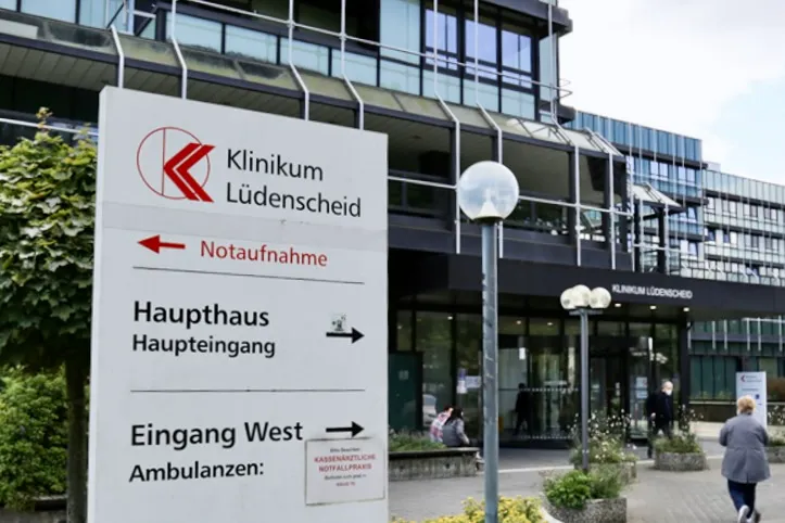 Schild am Eingang des Klinikums Lüdenscheid weist auf Notaufnahme, Haupteingang und Eingang West hin.
