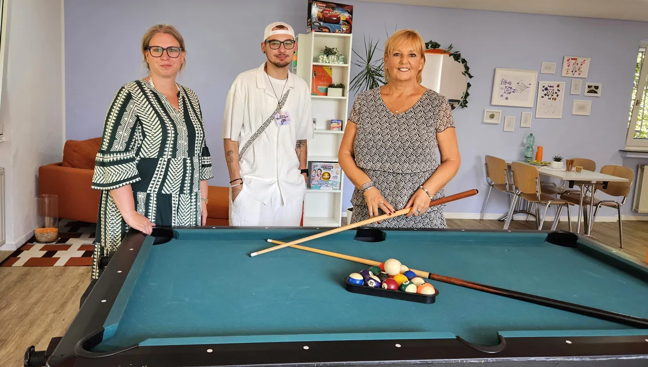 Melanie Arndt, Jens Herrmann und Susanne Jakoby stehen hinter einem Billardtisch.