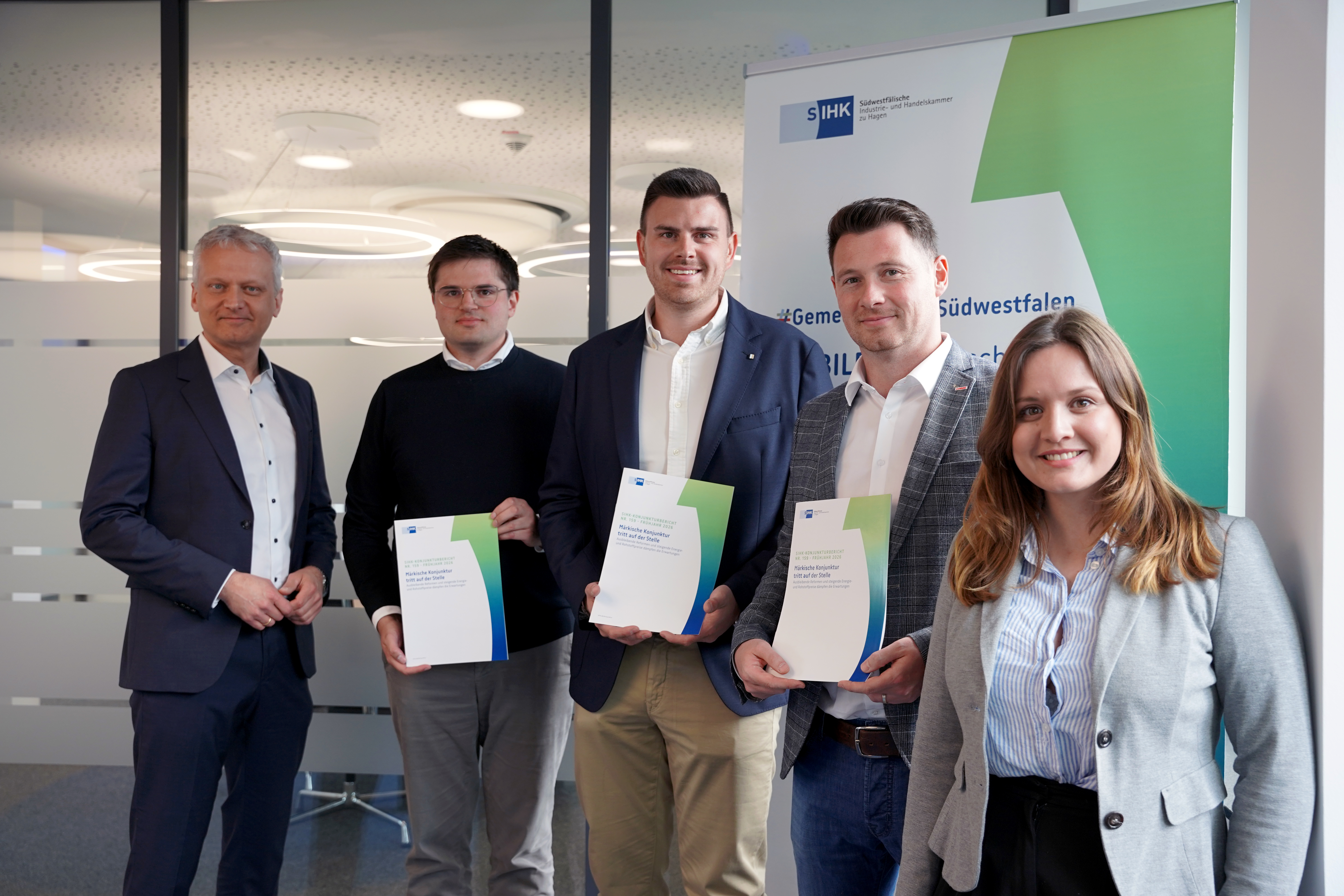 Fünf Personen präsentieren einen Konjunkturbericht der SIHK Südwestfalen. Von links: Dr. Ralf Geruschkat, Lucas Gebler, Tim Vogler, Gustav Henrik Edelhoff und Katharina Ingebrand.