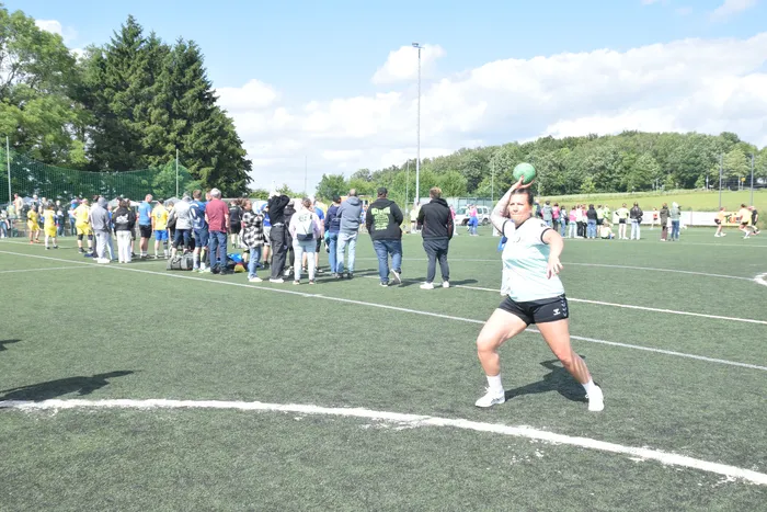 Eine Frau wirft einen Handball auf einem grünen Kunstrasenplatz, während im Hintergrund Zuschauer stehen. Die Szene spielt bei sonnigem Wetter während eines Turniers auf Kuhlenhagen.
