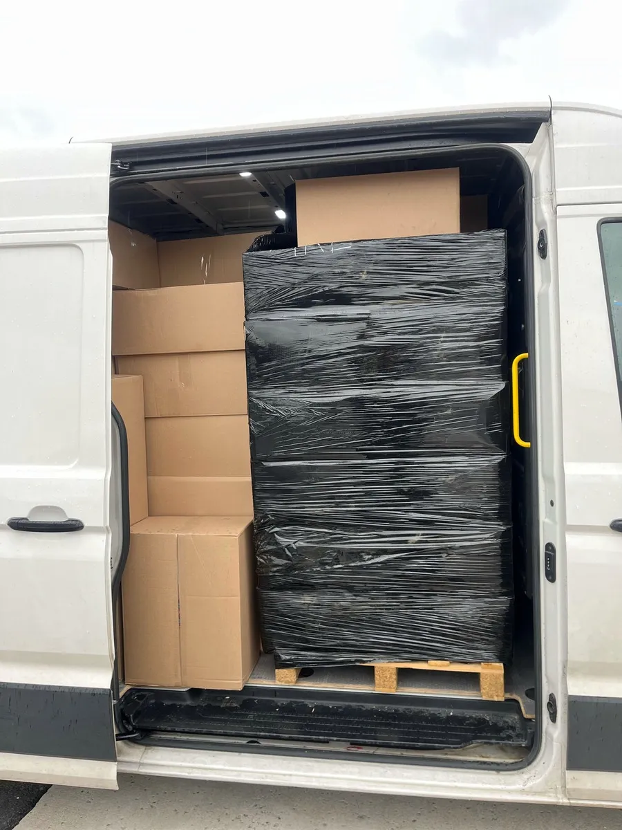 Ein geöffneter Kastenwagen ist mit Kartons und einer Palette voller in Plastikfolie eingewickelter Zigarettenpackungen beladen.