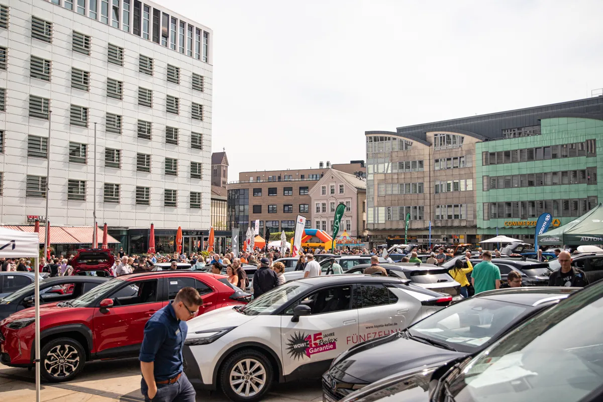 Voller Platz in der Lüdenscheider Innenstadt während des FIDLI, viele Menschen und Autos zwischen Gebäuden.
