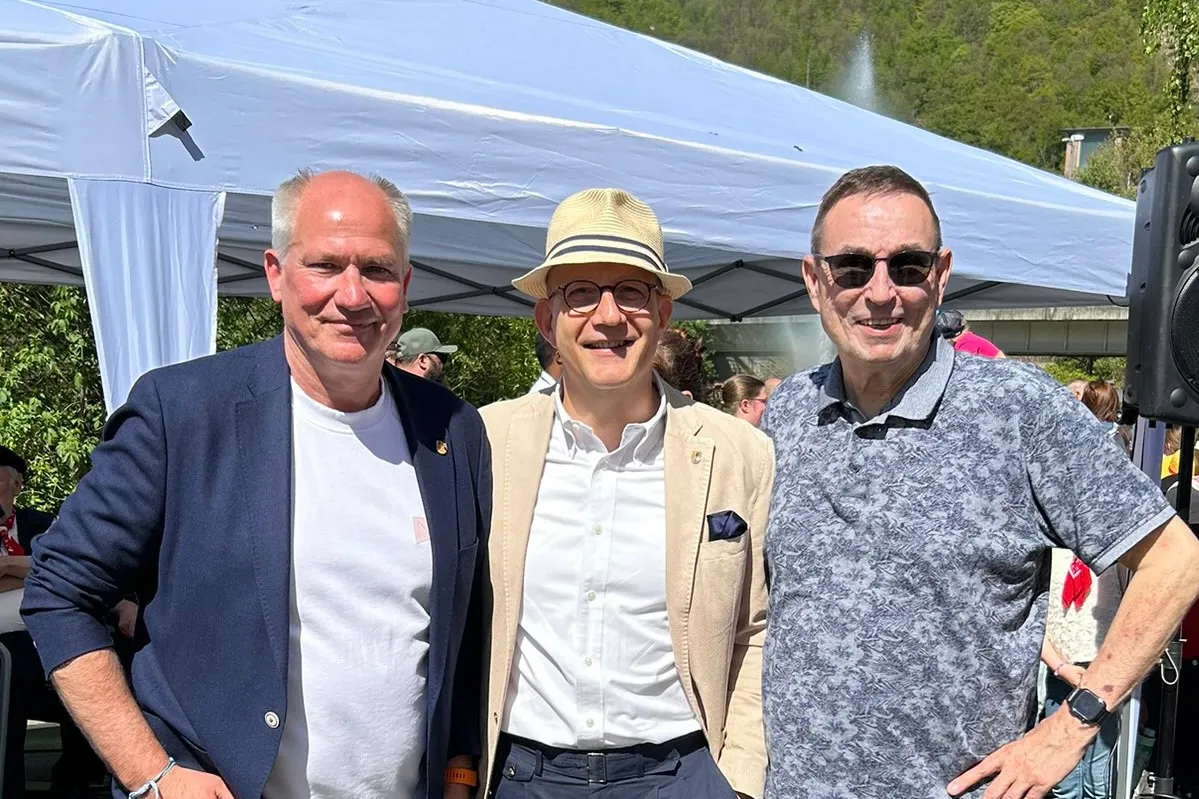 Bürgermeister Dirk Middendorf, Landrat Ralf Schwarzkopf und CDU-Fraktionsvorsitzender Stefan Ohrmann stehen bei der Eröffnung der Lennefontäne zusammen.