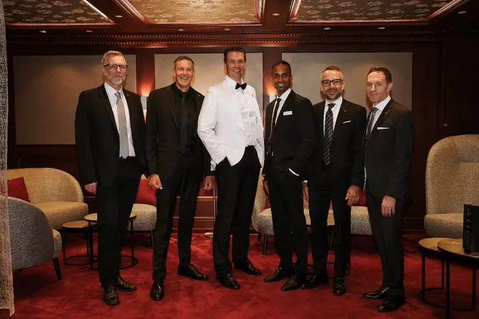 Der Vorstand des Lions Clubs Plettenberg-Attendorn (2025/2026) posiert für ein Gruppenfoto im Romantikhotel Platte. Von links sind Ralf Schawag, Carsten Schulte, District Governor Kay Hömberg, Jackson Kuschel, Angelo Castrignano und Markus Krummenerl zu sehen.