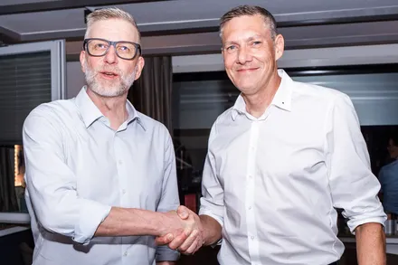 Zwei Männer in Hemden geben sich die Hand. Links Ralf Schawag, rechts Carsten Schulte, der scheidende Präsident des Lions Clubs Plettenberg-Attendorn.