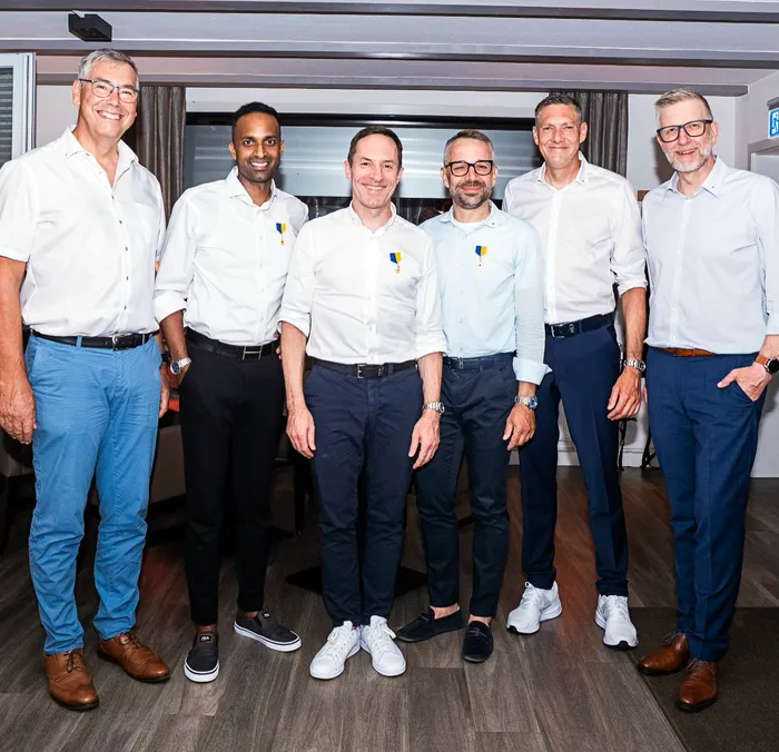 Der Lions-Club-Vorstand steht für ein Gruppenfoto zusammen. Von links sind Prof. Dr. Norbert Jardin, Jackson Kuschel, Dr. Markus Krummenerl, Angelo Castrignano, Carsten Schulte und Ralf Schawag zu sehen.