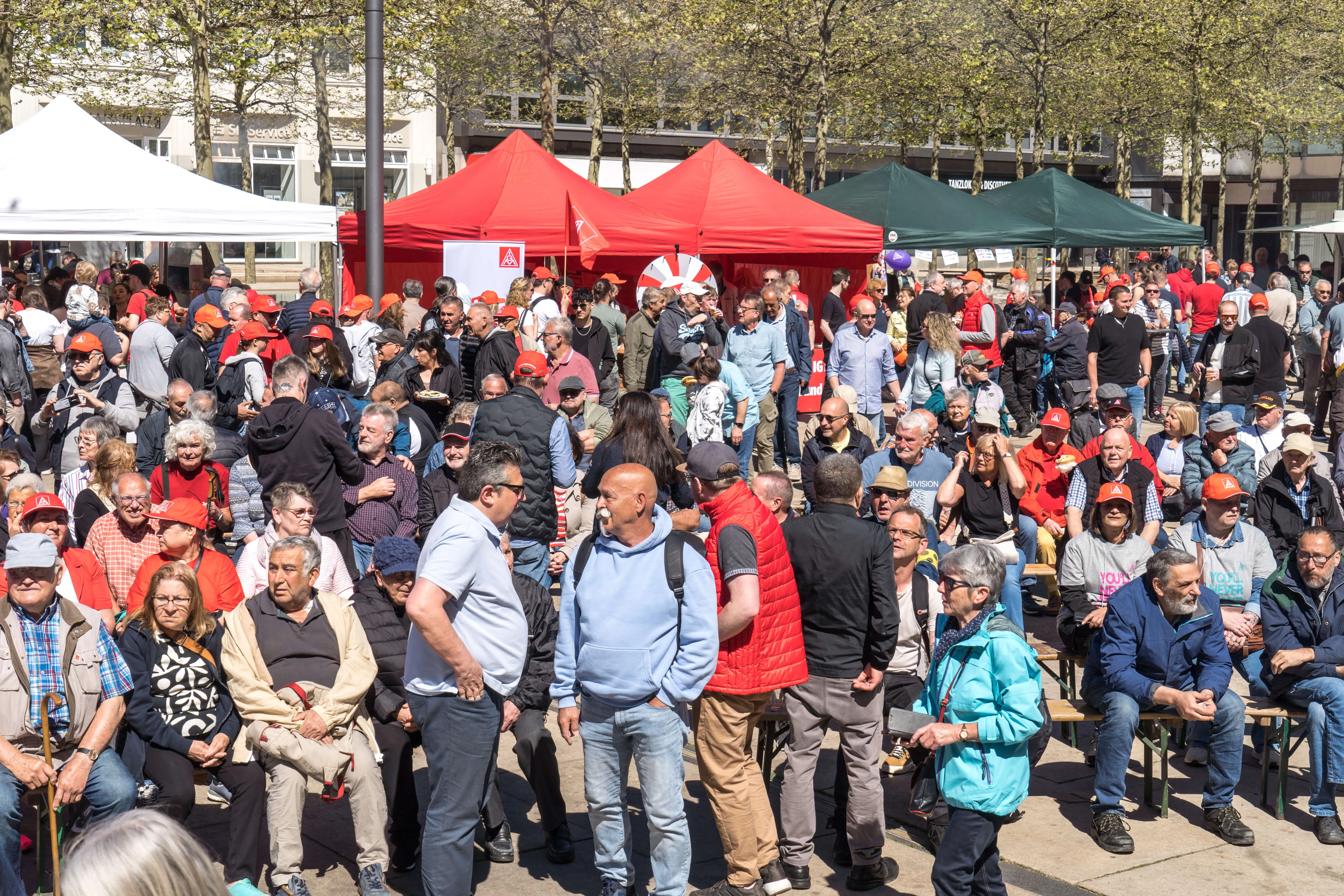 Große Menschenmenge auf dem Lüdenscheider Rathausplatz, viele tragen rote Mützen oder Fahnen.
