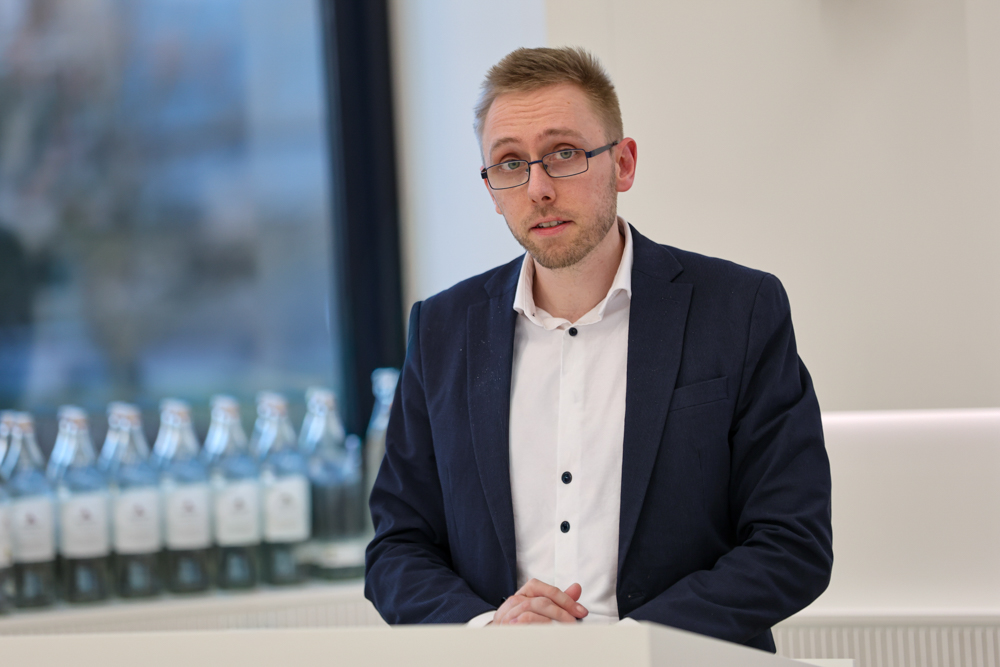 Marc Borlinghaus, AfD-Politiker mit Brille und dunklem Sakko, blickt zur Seite.