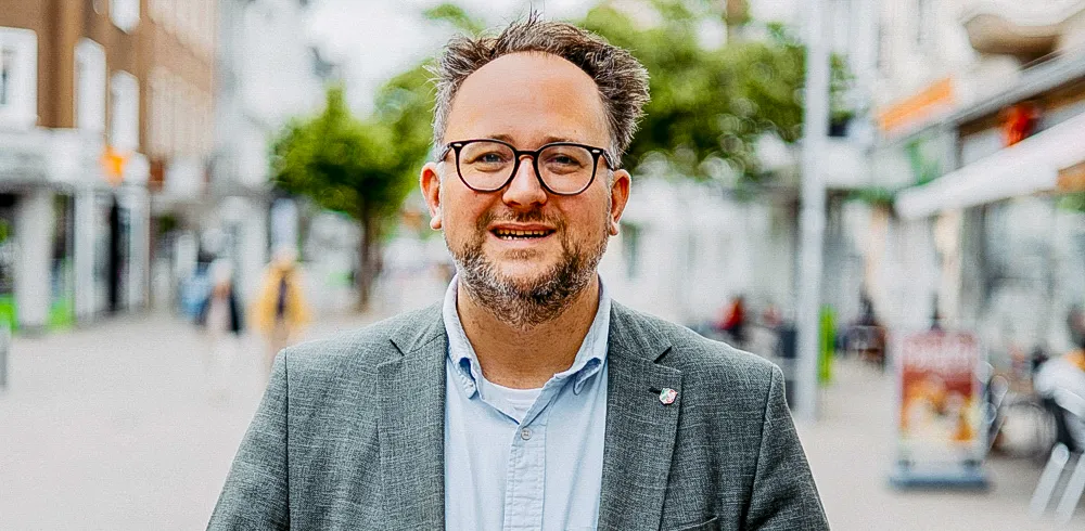 Porträt von Matthias Eggers, CDU-Abgeordneter aus Menden, mit Brille und grau meliertem Haar im Freien.