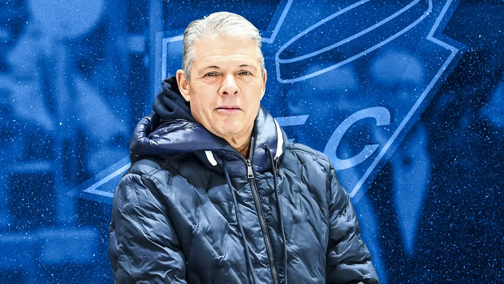 Porträt von Michael Knüppel, dem neuen kommissarischen Zweiten Vorsitzenden des Iserlohner EC, mit dunkler Winterjacke vor blauem Hintergrund.