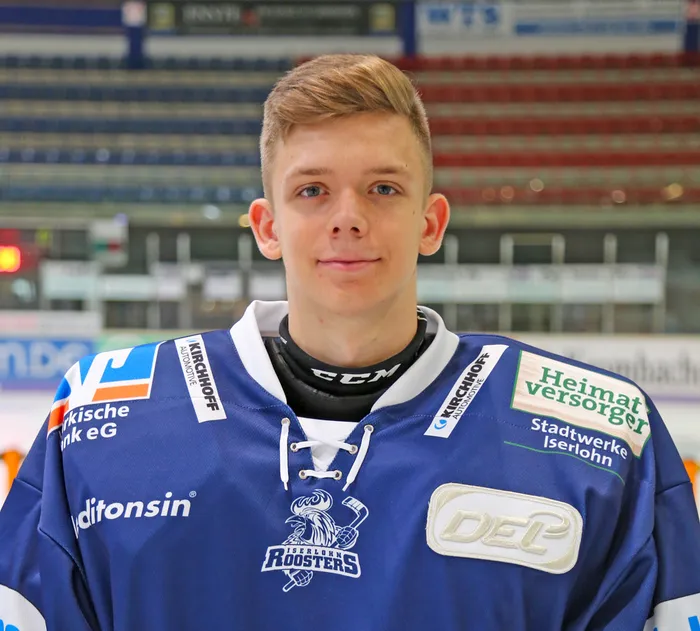 Porträt von Jonas Neffin im Trikot der Iserlohn Roosters, gesponsert von Kirchhoff Automotive und Heimatversorger Stadtwerke Iserlohn.