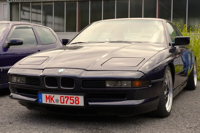 Frontansicht eines dunkelblauen BMW Coupés mit dem Kennzeichen MK 0758.