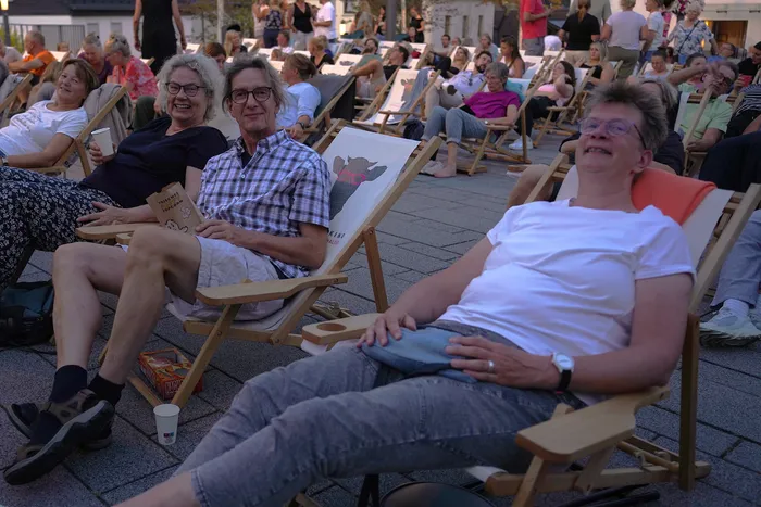 Sabine Berse und Freunde sitzen in Liegestühlen bei einem Open-Air-Kinoabend in Herscheid.