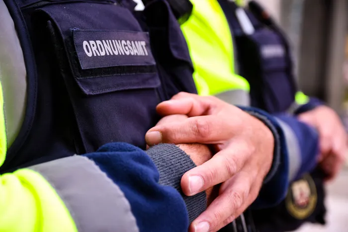 Ein Beamter des Ordnungsamtes mit der Aufschrift 