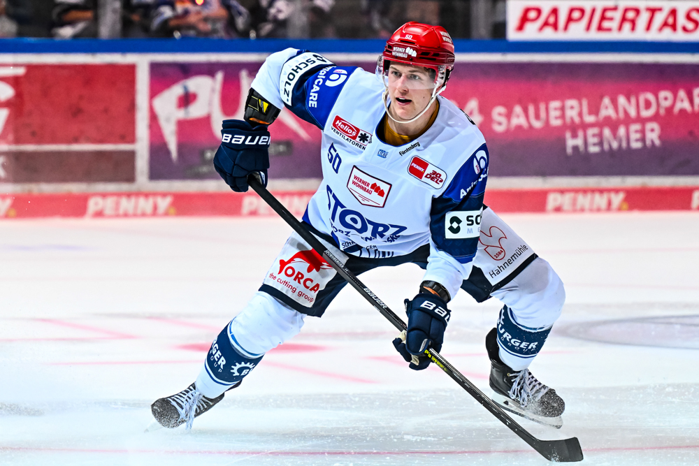 Eishockeyspieler Peter Spornberger in voller Ausrüstung mit Schläger auf dem Eis, während eines Spiels für die Iserlohn Roosters.