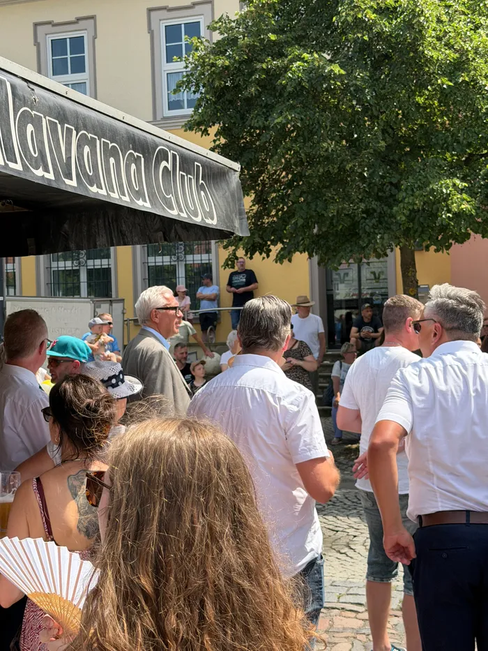 Menschen stehen vor dem 