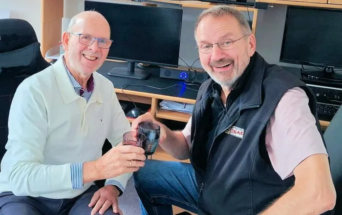 Paul Nowak und Rainer Großberndt stoßen mit Gläsern an.