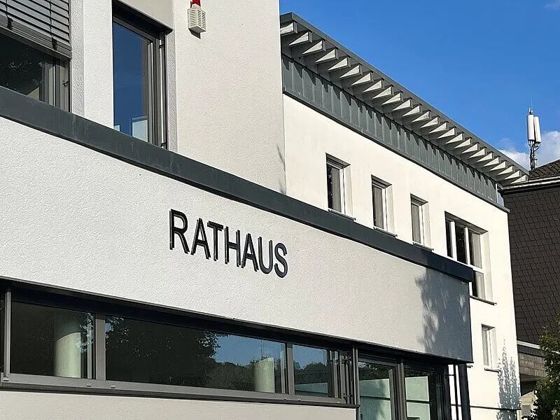 Das Rathaus Herscheid mit dem Schriftzug „RATHAUS“ an der Fassade.