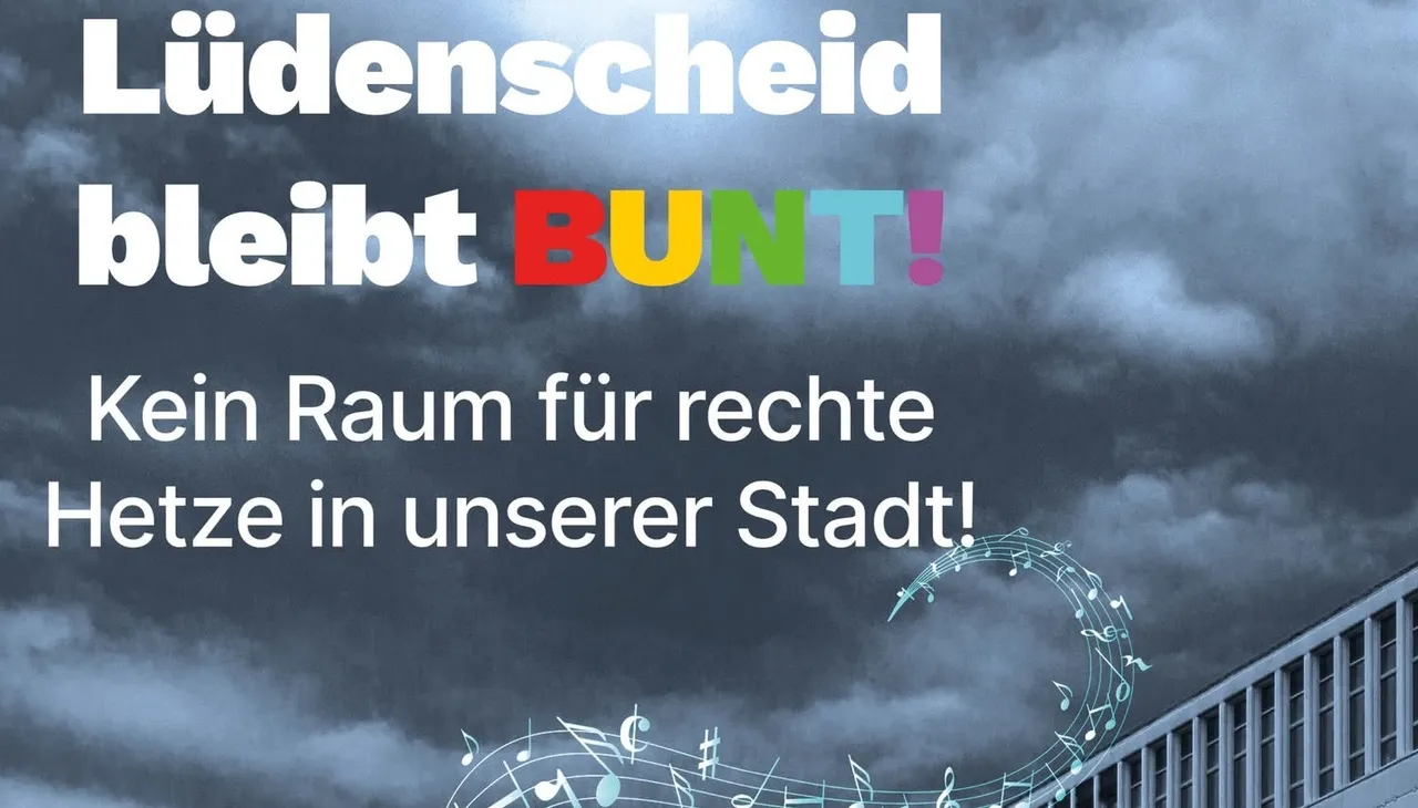 Text auf bewölktem Hintergrund mit Musiknoten: „Lüdenscheid bleibt BUNT! Kein Raum für rechte Hetze in unserer Stadt!“. Das Wort „BUNT!“ ist farbig gestaltet.