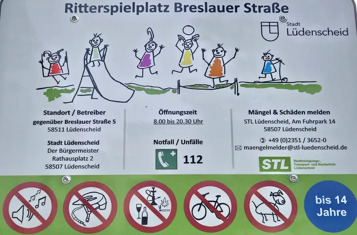 Informationsschild des Ritterspielplatzes Breslauer Straße in Lüdenscheid mit Öffnungszeiten, Kontaktinformationen und Piktogrammen für Verhaltensregeln.