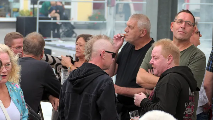 Mehrere Personen unterhalten sich bei der „Roxy Revival Party“.
