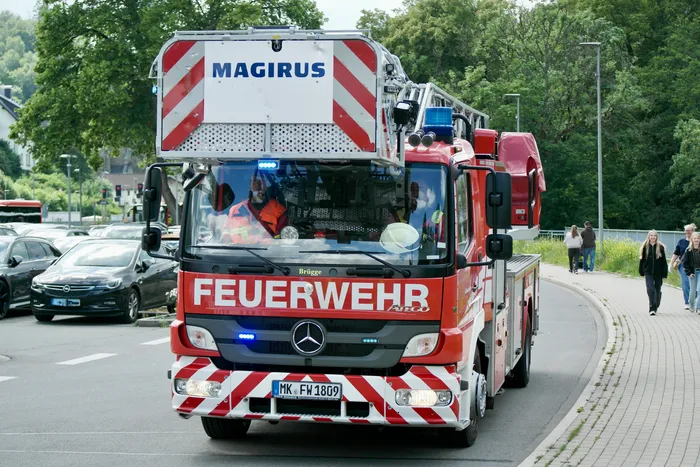 Roter Feuerwehrauto der Marke Magirus mit Blaulicht und dem Schriftzug 