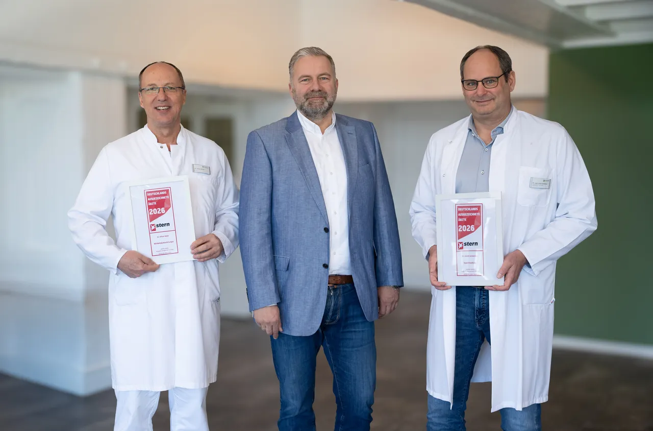 Dr. Oliver Meier, Dirk Burghaus und Dr. Ulrich Schneider halten Auszeichnungen des Stern-Magazins vor einem hellen Hintergrund.