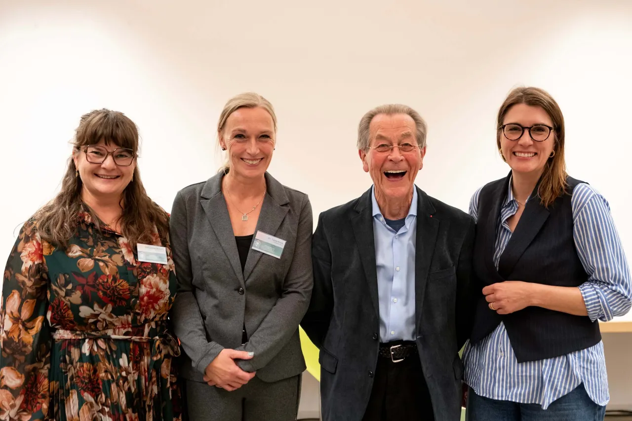 Bernadette Makolla, Dr. Tabea Esch, Fran Müntefering und Ina Blumenthal lächeln bei einem Gesprächsabend.