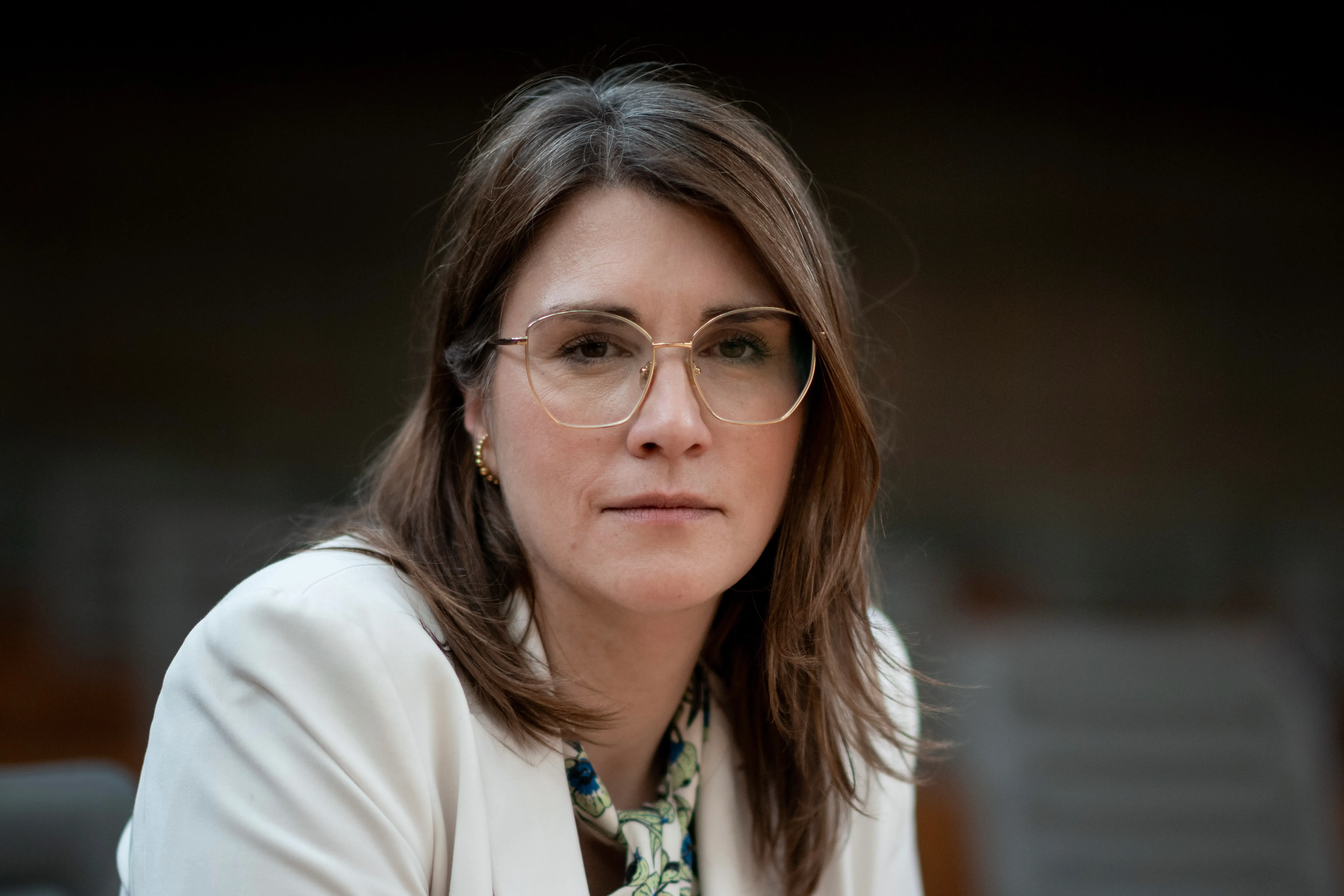 Porträt von Ina Blumenthal, Landtagsabgeordnete für Hagen II und Ennepe-Ruhr-Kreis III, mit Brille und beigem Blazer.