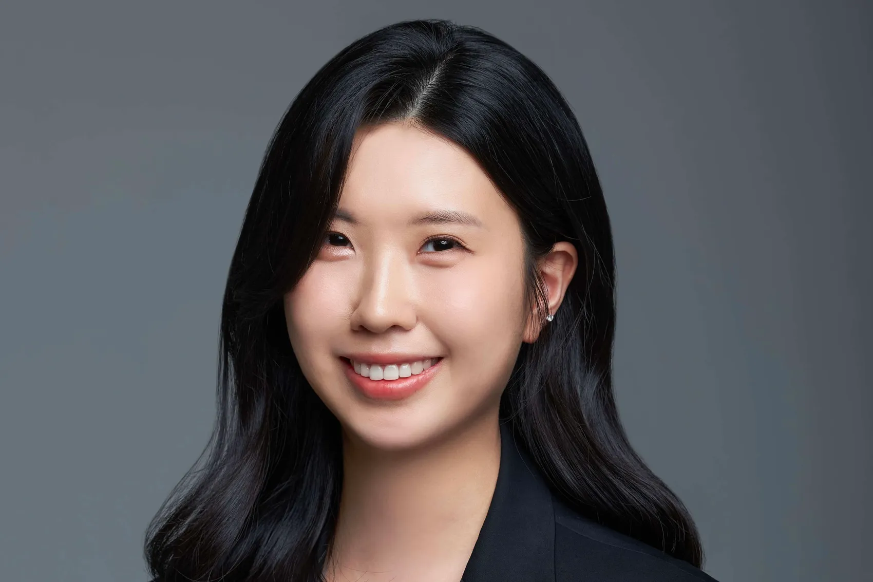 Porträt von Sarah Jeon, einer jungen Frau mit langen, dunklen Haaren und einem freundlichen Lächeln.