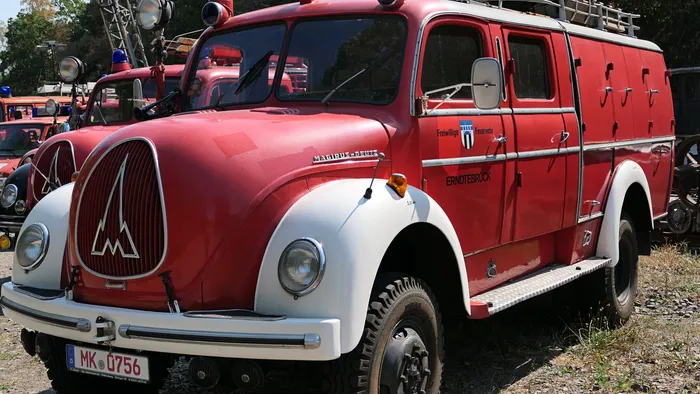 Ein historisches rotes Magirus-Deutz Löschfahrzeug der Freiwilligen Feuerwehr Erndtebröck mit weißen Kotflügeln.